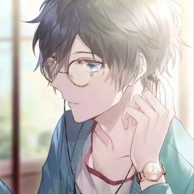 保姆将幼童关狗笼自己只顾玩手机